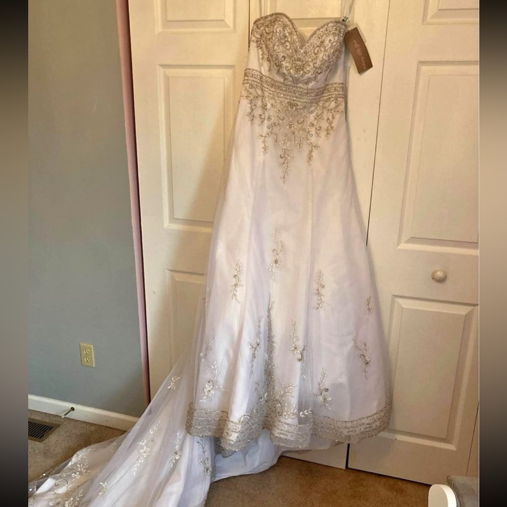 NEVER WORN WEDDING DRESS